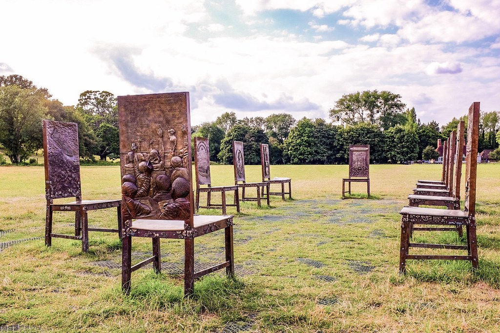 Douze chaises de bronze pour douze jurés, Runnymede, Angleterre 
